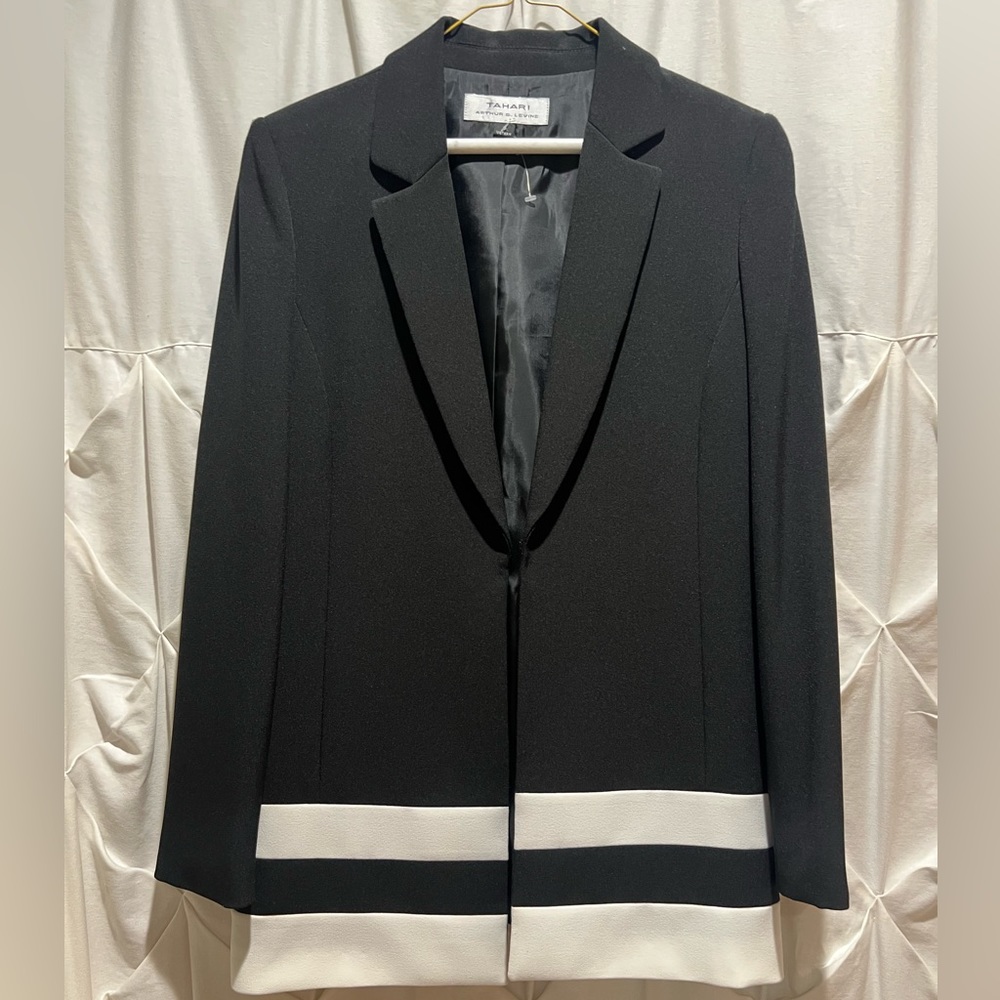 Brand new Tahari blazer never worn